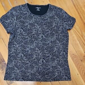 Croft And Barrow Black and White Swirl Pattern Tee